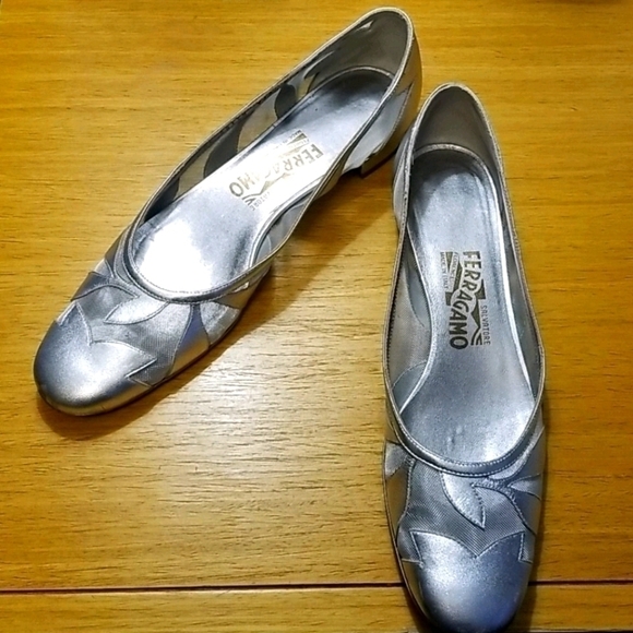Salvatore Ferragamo Silver Mesh Flats Authentic - Picture 3 of 16